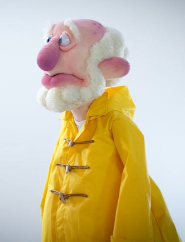 以漁夫角色設計為基礎的手偶，由紐約偶戲製作公司Furry Puppet Studio創造。