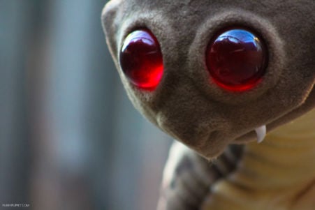Marionnette serpent aux yeux rouges lumineux
