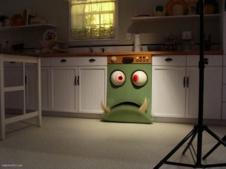 Lave-vaisselle monstrueux avec des caractéristiques animatroniques
