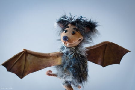 Marioneta de varilla de murciélago con aspecto despeinado